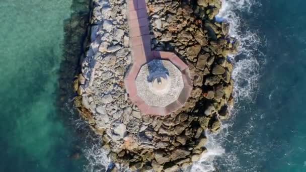 Arriba Abajo Aérea Que Sube Sobre Faro Del Puerto Deportivo — Vídeo de stock