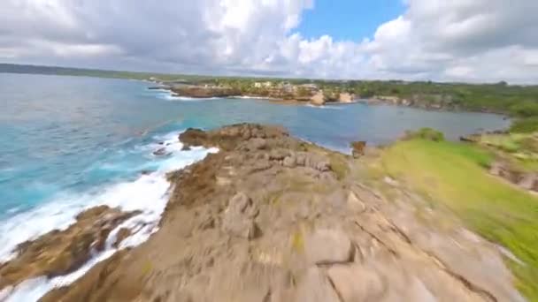 Avión Aéreo Acrobático Fpv Sobre Costa Boca Yuma República Dominicana — Vídeos de Stock