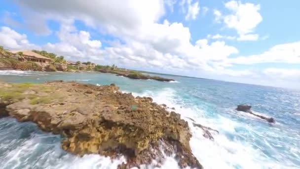 ドミニカ共和国のボカ ユマの海の岩の上の空中ドローンFpv — ストック動画