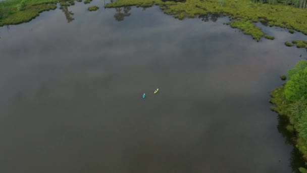 夏天的一天 佐治亚州波德斯普林斯 一个家庭在湖中划船的空中视频 — 图库视频影像
