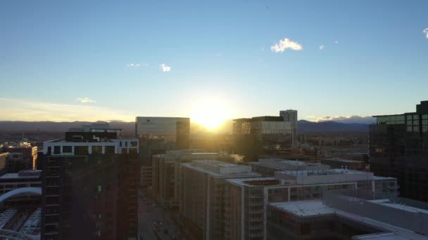 Matahari Terbenam Memuncak Melalui Bangunan Tinggi Denver Colorado — Stok Video