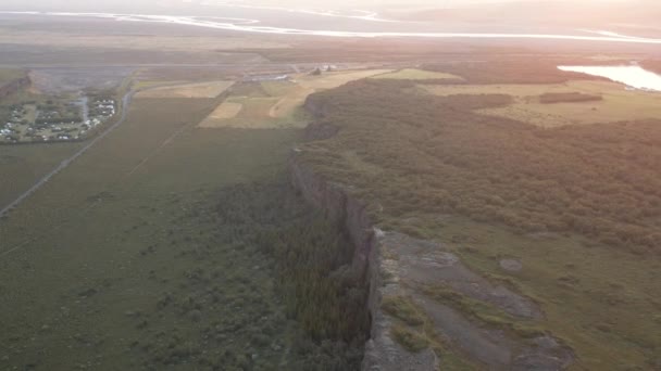 Золотой Час Заката Каньоне Асбирги Крутой Скалой Красивой Исландии Воздушный — стоковое видео