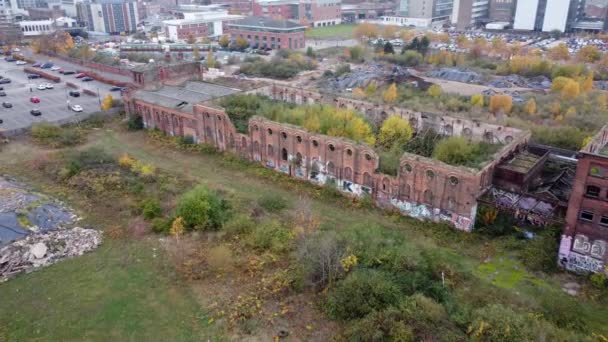 노팅엄 시티에 건물들이 버려진 항공기의 장면을 줍니다 — 비디오