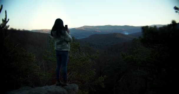 Amplo Ângulo Mulher Asiática Viajante Tirar Fotos Com Telefone Celular — Vídeo de Stock