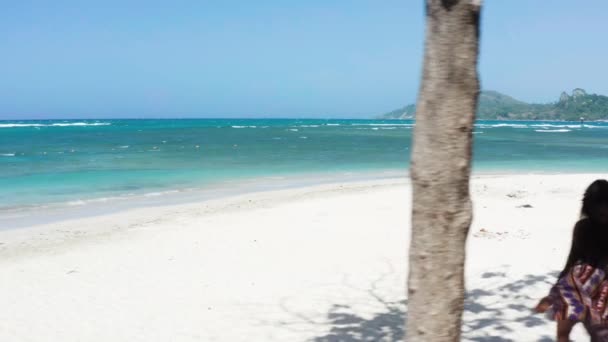 Letecké Odhalení Sólo Cestovatele Objevující Bílé Písečné Pláže Playa Teco — Stock video