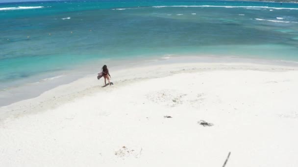 Flyg Dolly Framåt Mot Kvinnlig Turist Bikini Vit Sand Strandvågor — Stockvideo