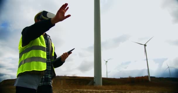 背景には プランゼットと風力タービンを搭載したVrメガネのプロフェッショナル エコロジー エンジニア 将来のエコ技術と環境工学の概念 再生可能エネルギー 地球を緑化 — ストック動画