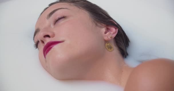 Piękna Kobieta Relaksująca Się Gorącej Wannie Pełnej Mleka Widok Bliska — Wideo stockowe