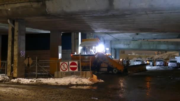 Ciężarówka Załadowcza Wyrzuca Śnieg Kosza Pod Mostem Nocy — Wideo stockowe