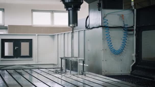 Máquina Ferramenta Trituração Cnc Grande Movendo Para Cima Terminando Trabalho — Vídeo de Stock