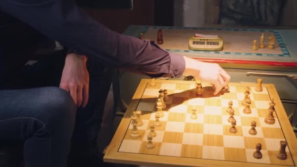 チェスボードからいくつかのチェスの作品を取り 交互に駒を移動2チェスプレーヤーの手 — ストック動画