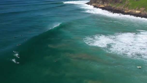 Drohnenbild Einer Großen Ozeanwelle Neben Einigen Surfern Lennox Head Australien — Stockvideo