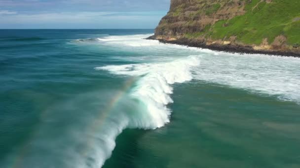 Drone Tiro Uma Grande Onda Surf Pequeno Arco Íris Austrália — Vídeo de Stock