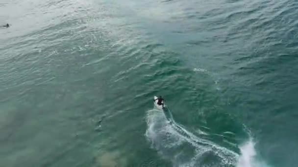 4Kオーストラリアのレノックスヘッドで大きな青い海の波に乗って極端なスポーツサーファーのドローンショット — ストック動画