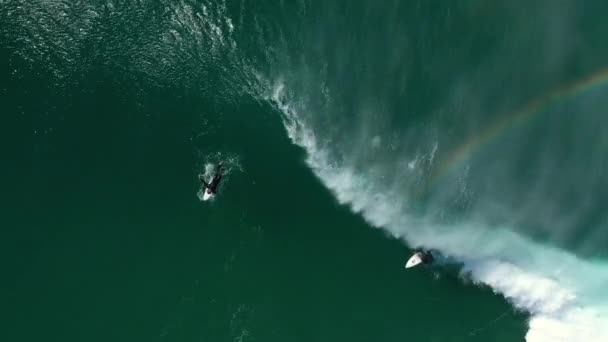 4Kオーストラリアでサーフボードと大きな海の波の下でサーファーダイビングのドローンショット — ストック動画