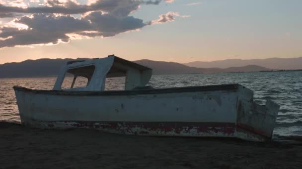 Naufragio Del Barco Por Playa Hermoso Atardecer Tiro Medio — Vídeo de stock