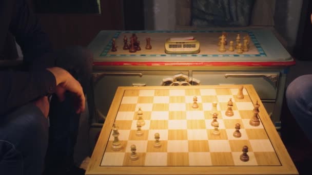 チェスボードからいくつかのチェスの作品を取り 交互に駒を移動2チェスプレーヤーの手 — ストック動画