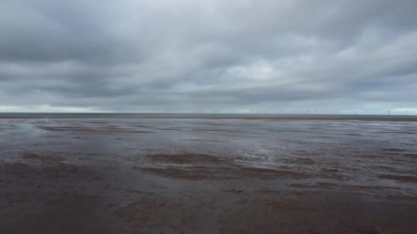 Poussant Vers Eau Horizon Lumière Réfléchit Eau Les Nuages Déplacent — Video