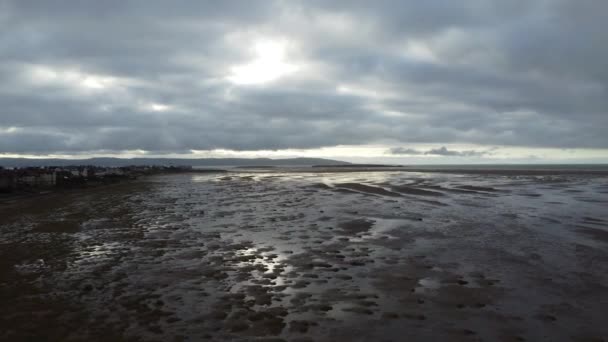 Dron Reflectante Cayendo Lado Través Una Playa Húmeda Nubes Distancia — Vídeo de stock