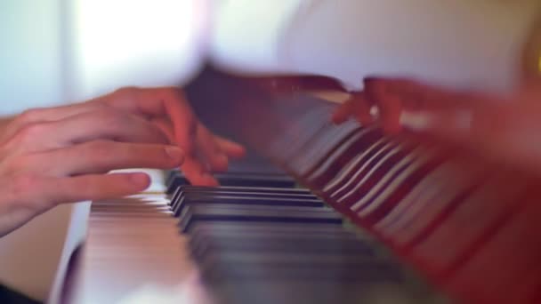 Imagen Las Manos Pianista Tocando Piano Cola Durante Día Con — Vídeos de Stock