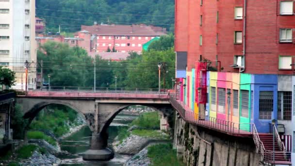 巴索里一座美丽的桥的静止图像 由于涂鸦照亮了桥 而桥上有一个河口以及道路两边和河口的建筑物 — 图库视频影像