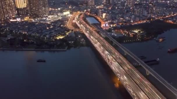 Hiperlapsja Dronów Ruchliwej Autostrady Przez Most Rzekę Dużego Oświetlonego Miasta — Wideo stockowe