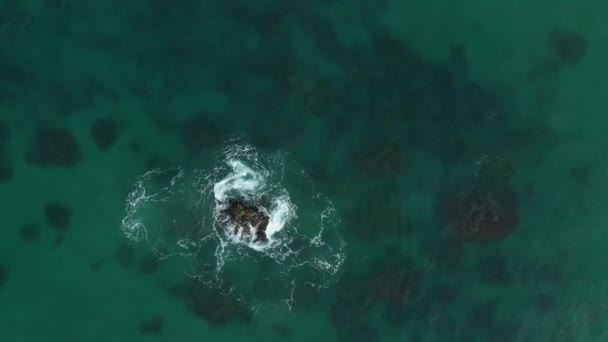 Drone Κορυφαία Θέα Των Κυμάτων Σπάσει Ένα Μοναχικό Βράχο Μια — Αρχείο Βίντεο