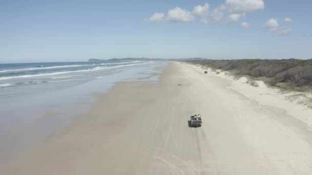 Drone Tiro Carro Dirigindo Longo Bela Praia Austrália Roadtrip Uma — Vídeo de Stock