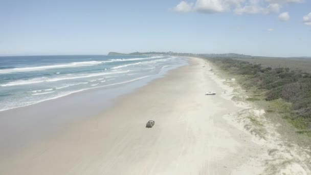 Drone Largo Tiro Carro Turístico Dirigindo Uma Longa Praia Quente — Vídeo de Stock