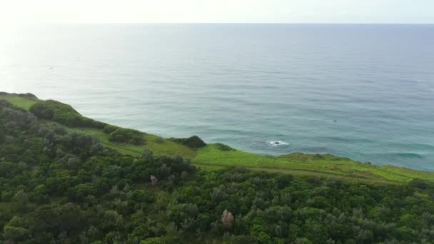 Luftaufnahme Einer Großen Wunderschönen Bergklippe Blauen Ozean Bei Lennox Head — Stockvideo