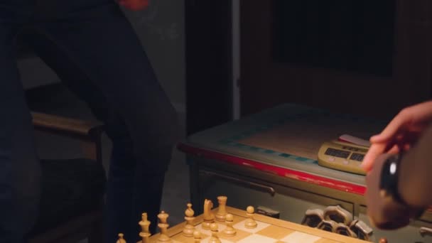 Satranç Oyuncuları Satranç Oynamaya Başlamadan Önce Oturup Sıkışırlar — Stok video