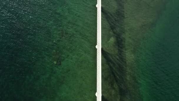 Lange Voetgangersbrug Smaragdgroene Wateren Tussen Eilandjes Het Vasteland Van Samana — Stockvideo