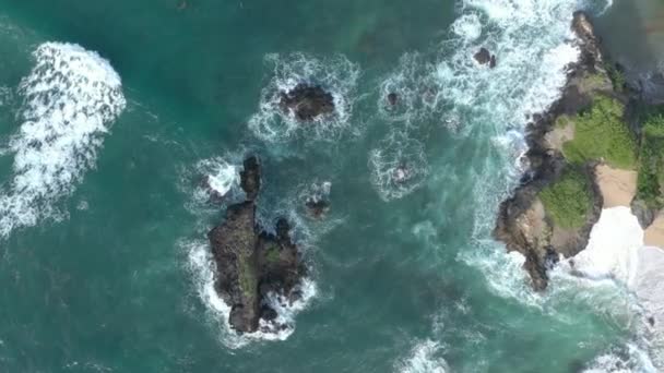Αεροφωτογραφία Πάνω Από Κύματα Χτυπούν Βράχους Στην Ακτή Της Σαμάνα — Αρχείο Βίντεο