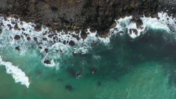 Drone Schot Van Oceaan Golven Crashen Rotsachtige Kustlijn Bergwand Australië — Stockvideo