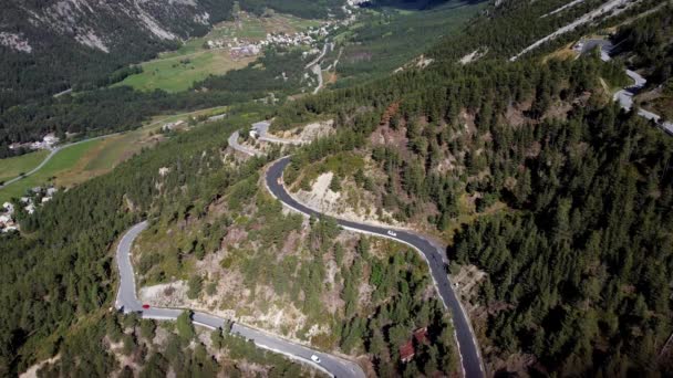 Mobil Mengemudi Jalan Berangin Sisi Gunung Sebuah Lembah Dengan Pemandangan — Stok Video