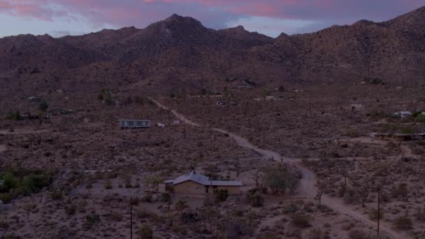 加利福尼亚乔舒亚树市日落时分缓缓升起的房屋和孤独的古老土路 — 图库视频影像