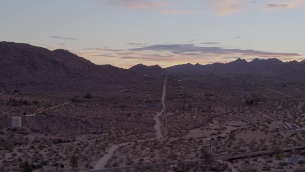 Aerial Push Lonely Dirt Road Heading Hills Joshua Tree National — Stock Video