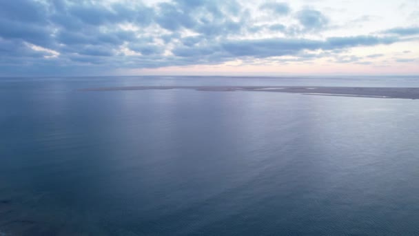 Nagranie Lotu Drona Nad Nieskończonym Krajobrazem Morskim Chmurami Różnych Kształtach — Wideo stockowe