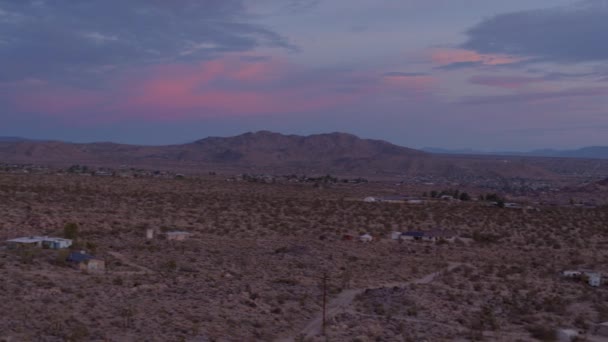 Panoramiczny Widok Lotu Ptaka Pustynny Krajobraz Domami Zachodzie Słońca Joshua — Wideo stockowe
