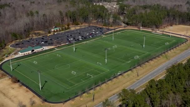 ジョージア州コブ郡のサッカー場の空中撮影 — ストック動画