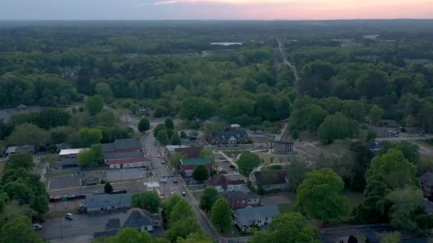 无人机视频接近佐治亚州Powder Springs的一个城镇广场 并在绿地上展示一个圆形剧场 — 图库视频影像