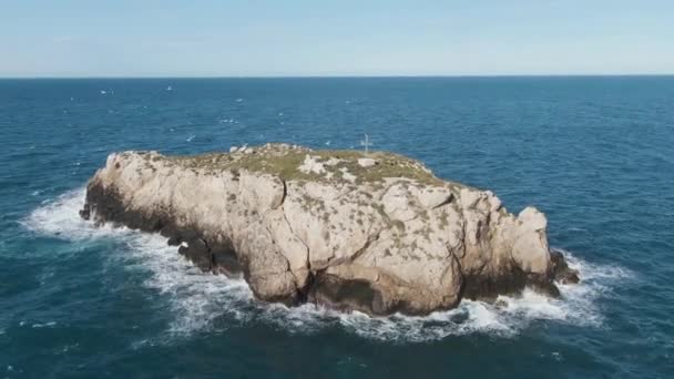 意大利Puglia Polignano Mare 一群鸟儿带着海景飞越Scoglio Dell Eremita 空中方法 — 图库视频影像