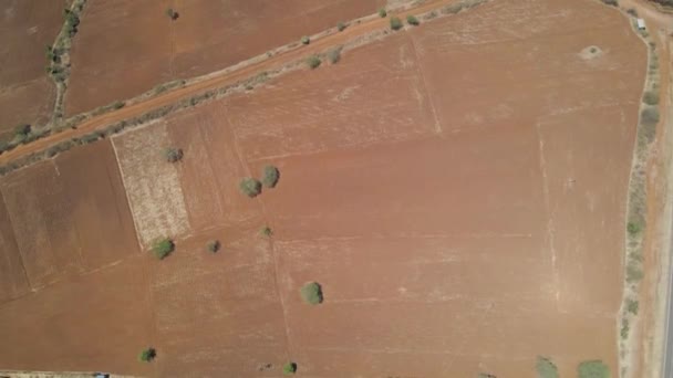 Haut Bas Surplombant Des Terres Agricoles Arides Des Voitures Stationnées — Video