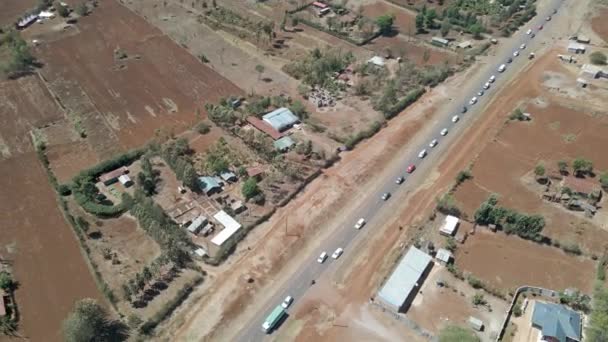 ケニアの田舎の忙しい道路を走行する交通の空中 — ストック動画
