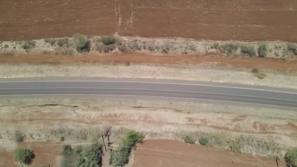 Górna Antena Linii Energetycznych Biegnących Obok Drogi Kenii Afryka — Wideo stockowe