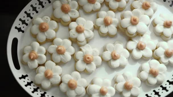 Zuckerkekse Blumenform Mit Köstlichem Weißen Zuckerguss Ansicht Von Oben Nach — Stockvideo