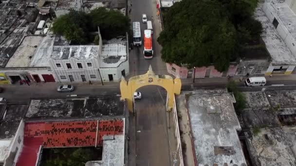 Luftaufnahme Des Verkehrs Einer Kolonialstadt Mexiko — Stockvideo