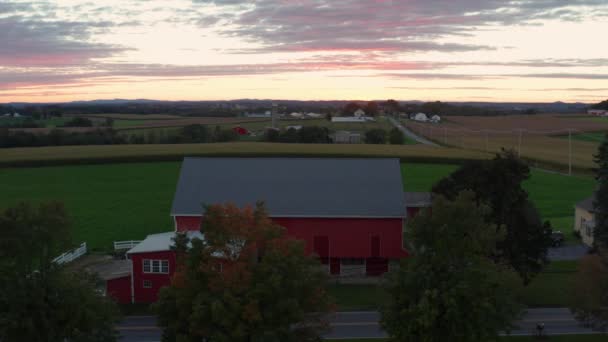 Fienile Rosso Nella Campagna Rurale All Alba Tramonto Crepuscolo Alba — Video Stock