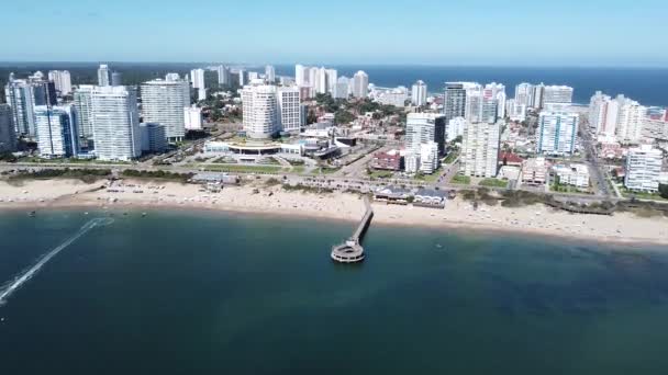 Drone Kilátás Hihetetlen Fehér Homokos Strand Punta Del Este Uruguay — Stock videók