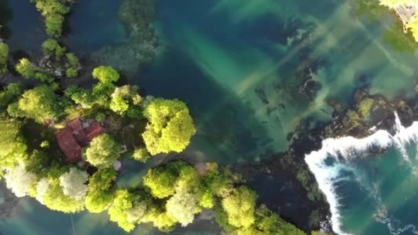 Disparo Dron Arriba Abajo Del Río Una Bihac Con Sus — Vídeo de stock